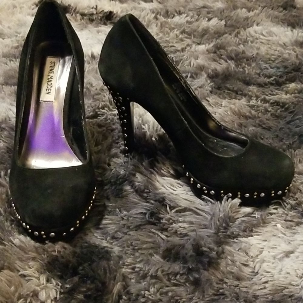 !!Steve Madden Black Leather Studded Heels Size 6 1/2 Like New